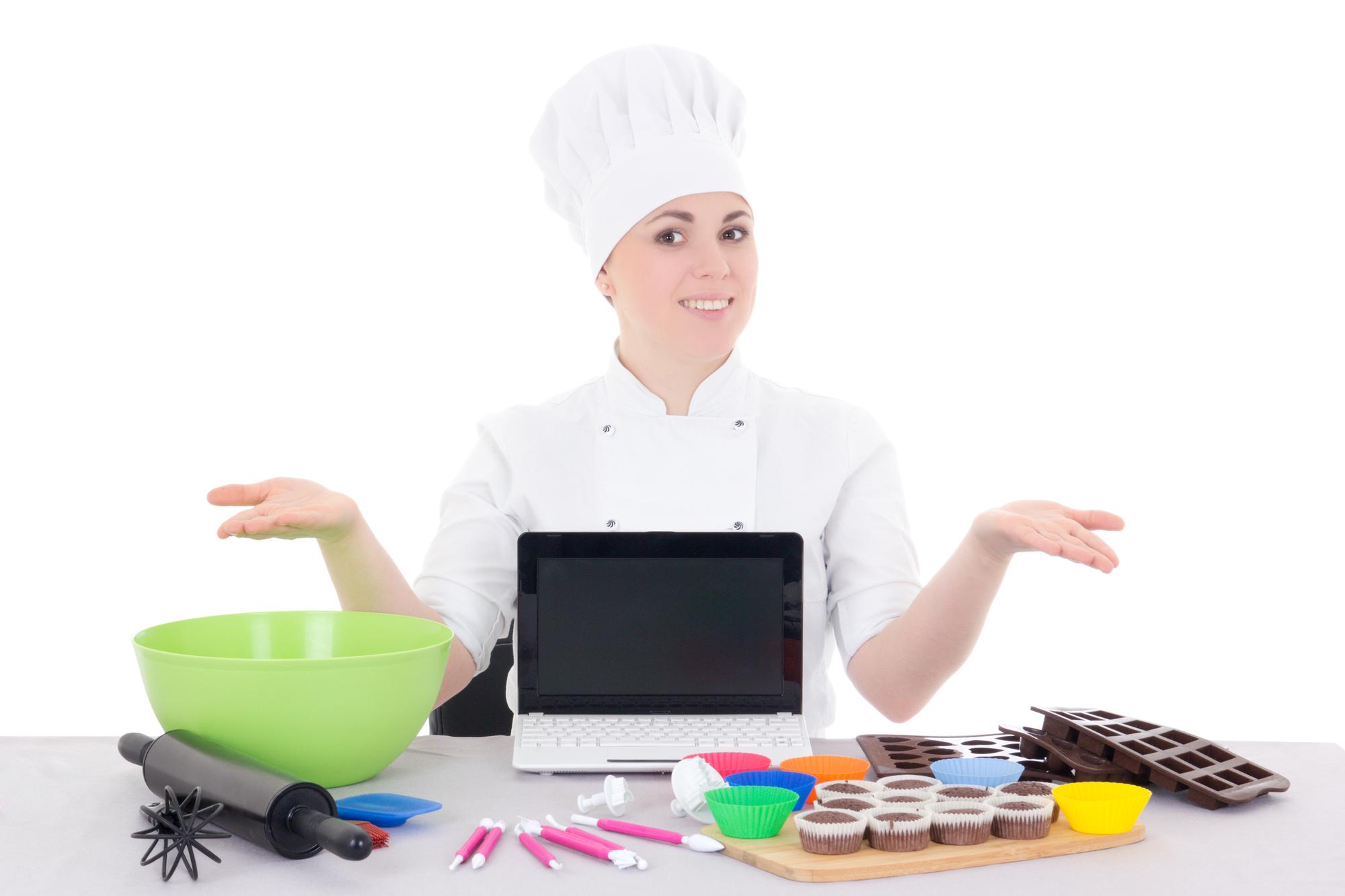 Insegnante che mostra una ricetta colorata